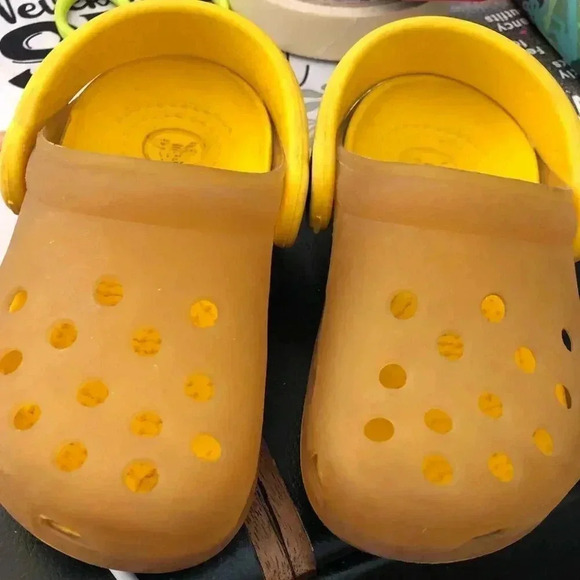 Toddler Crocs Change Hues in Sunlight - Picture 1 of 6